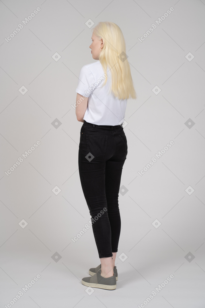 Three-quarter back view of woman in casual clothes
