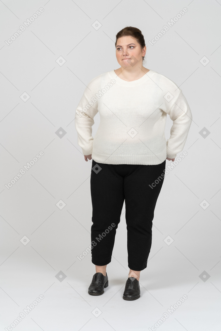 Mujer regordeta en suéter blanco
