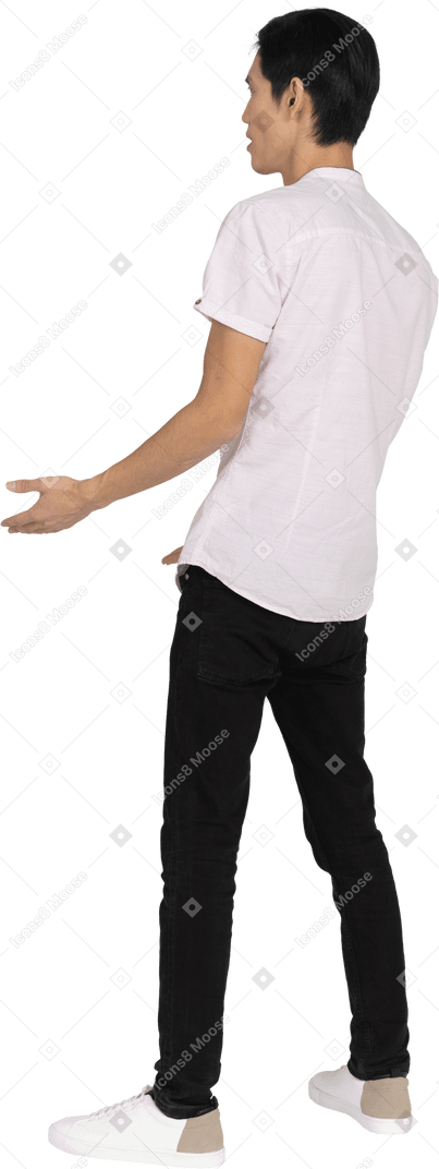 Mann in freizeitkleidung stehend
