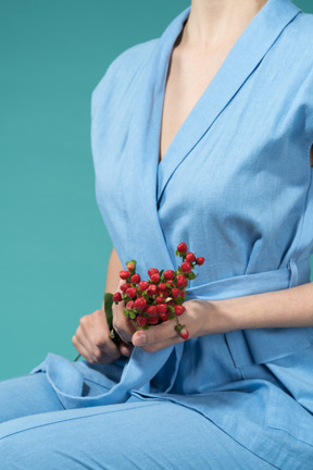 Femme tenant un bouquet de fleurs