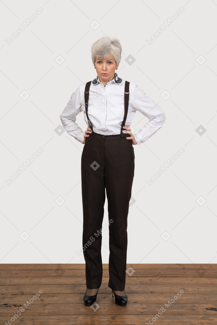 Vista frontal de uma senhora insatisfeita com roupas de escritório, colocando as mãos enquanto olha para a câmera