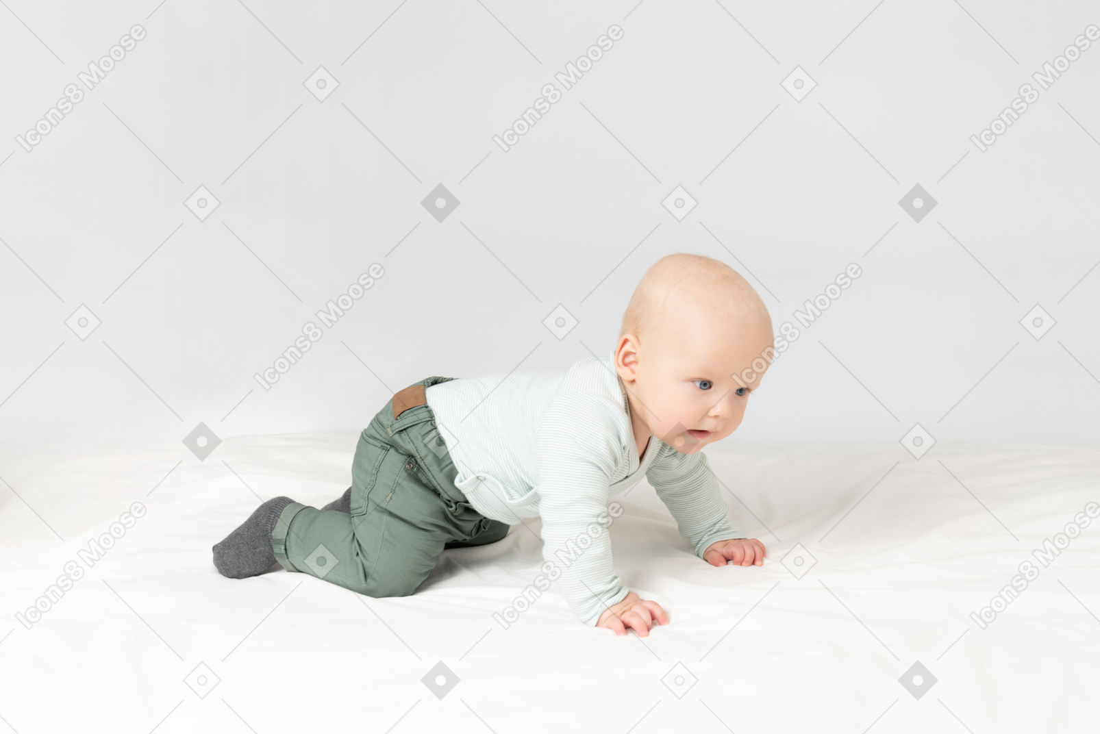 Bambino in piedi a carponi