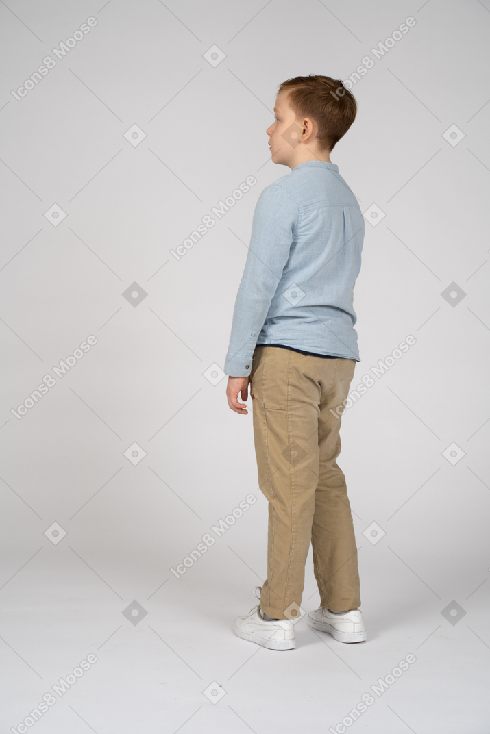 Vista lateral de un chico encantador con ropa informal