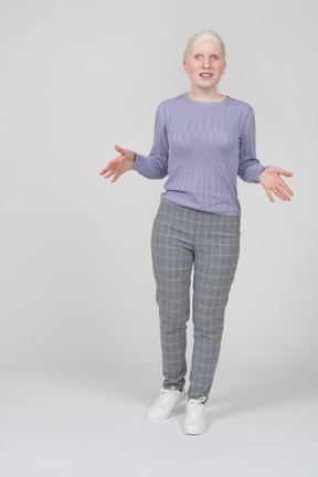 Mujer joven extendiendo los brazos y sonriendo