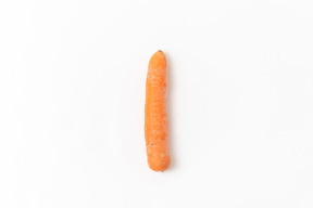 Carota su sfondo bianco