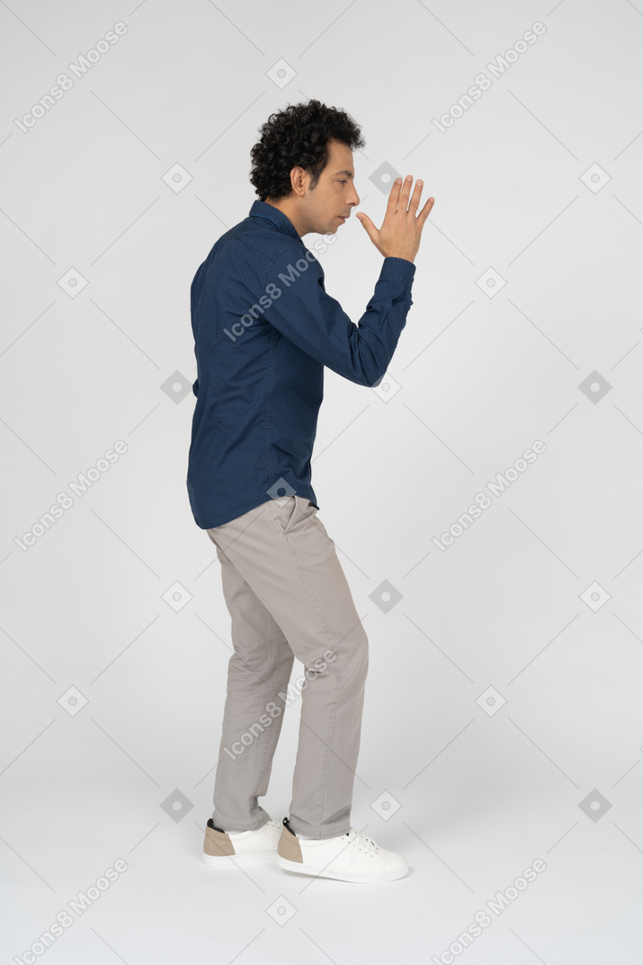 Vista laterale di un uomo in abiti casual che dà una mano per scuotere