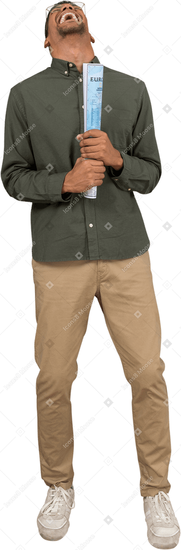 Vista frontale di un uomo che ride forte tenendo una mappa arrotolata