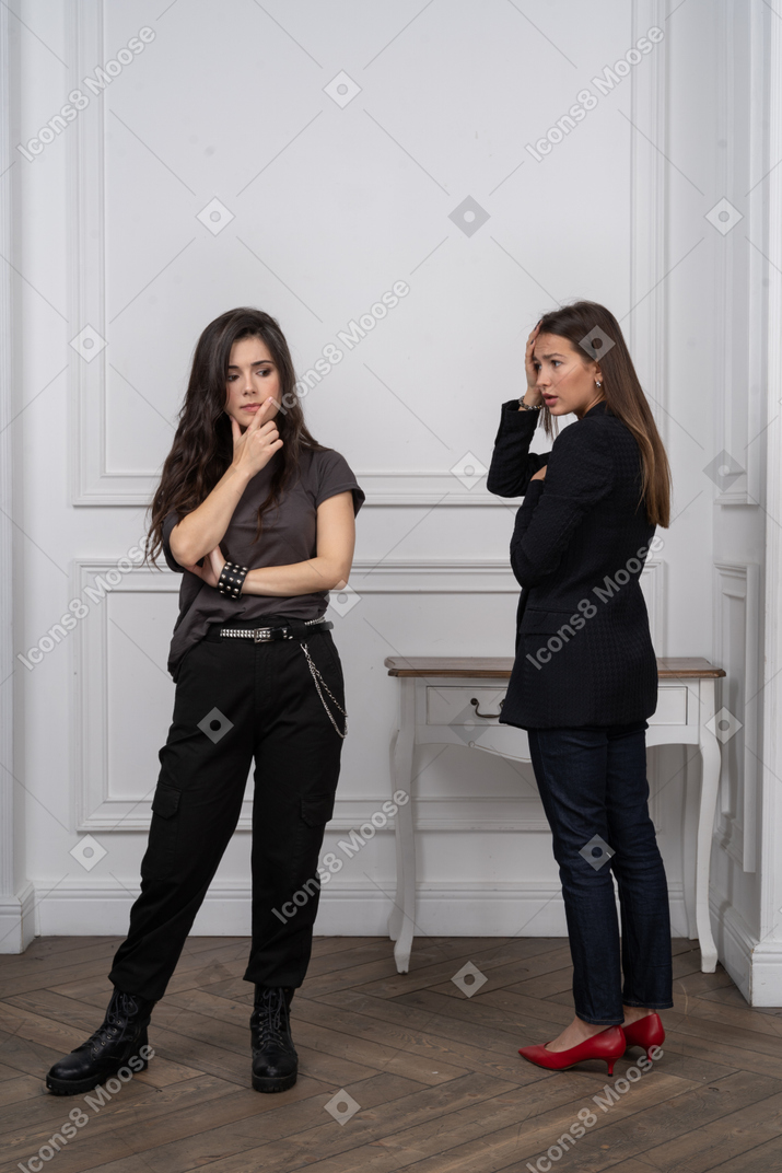 Dos mujeres jóvenes pensativas