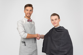 Un joven barbero y su cliente