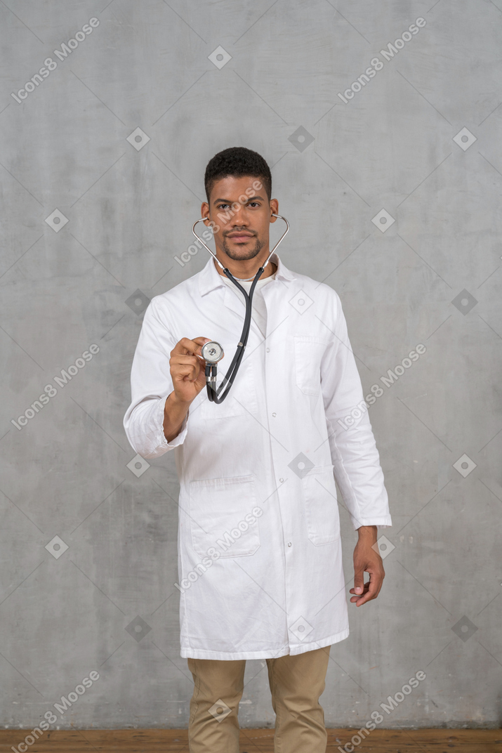 Medico maschio usando uno stetoscopio