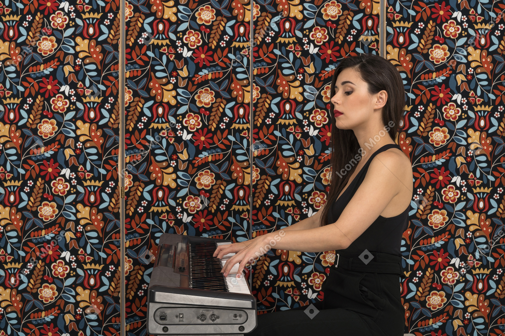 Сосредоточенный женский музыкант, играющий на цифровом пианино