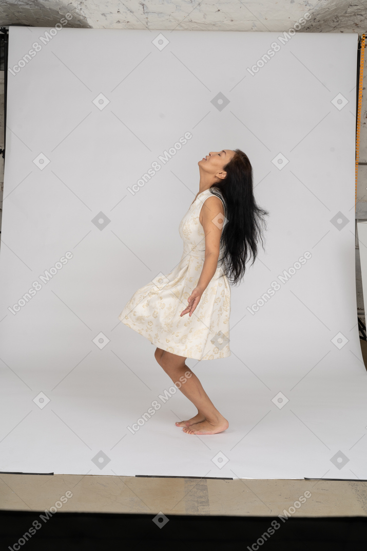 Frau im schönen kleid springen
