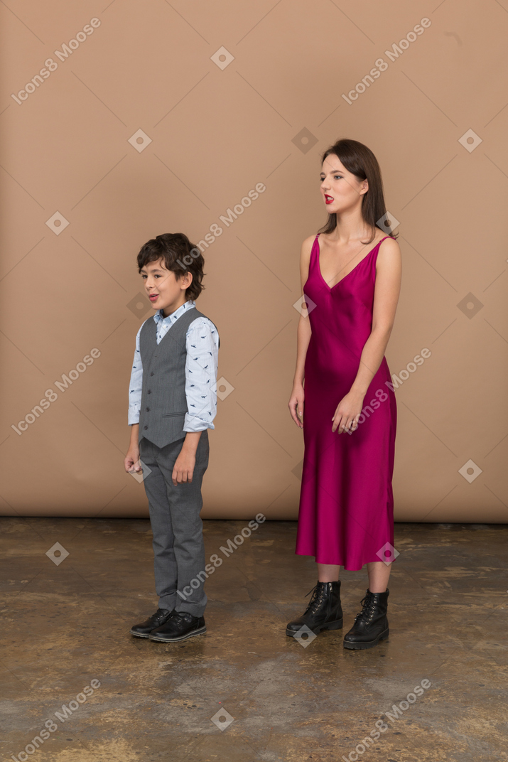 うんざりした女性と少年の側面図