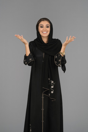 Gesturing felice della donna musulmana