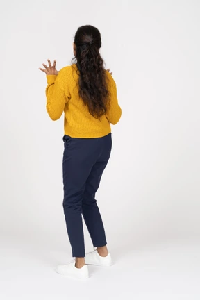 Vista trasera, de, un, bailarina, en, ropa casual