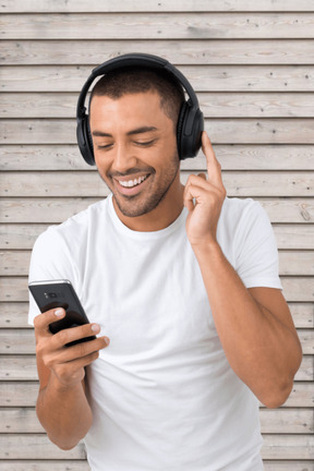 Curtindo a música em fones de ouvido perfeitos