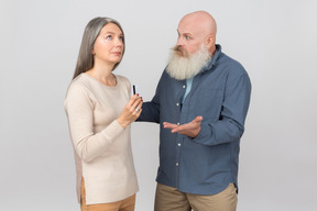 Élégant couple de personnes âgées debout ensemble