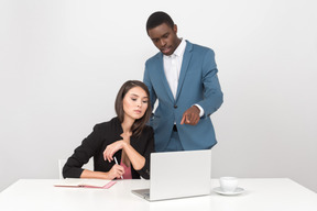 Colegas mirando algunas cosas de trabajo en la computadora