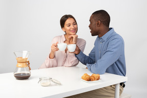 Le café a meilleur goût si je le prends avec vous