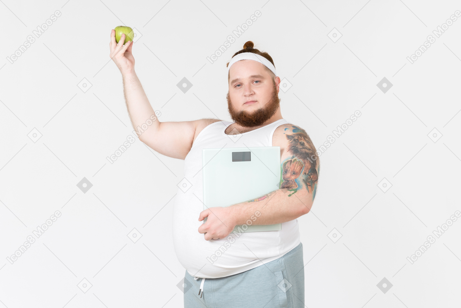 重みとリンゴを保持しているスポーツウェアの若い大きな男