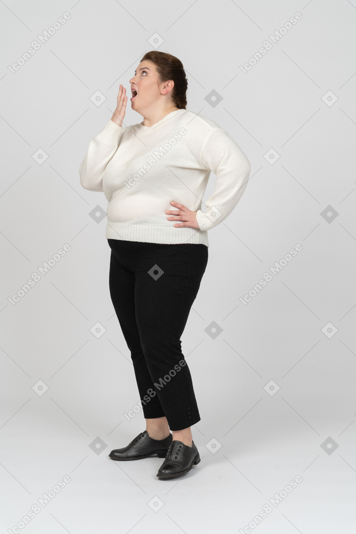 Impressionata donna grassoccia in piedi di profilo