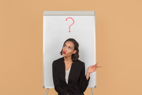 Jolie femme afro assis devant le tableau blanc