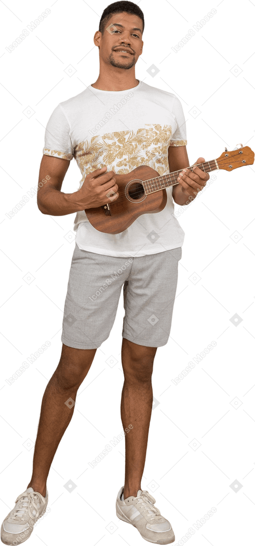 Vista frontal de um homem tocando ukulele