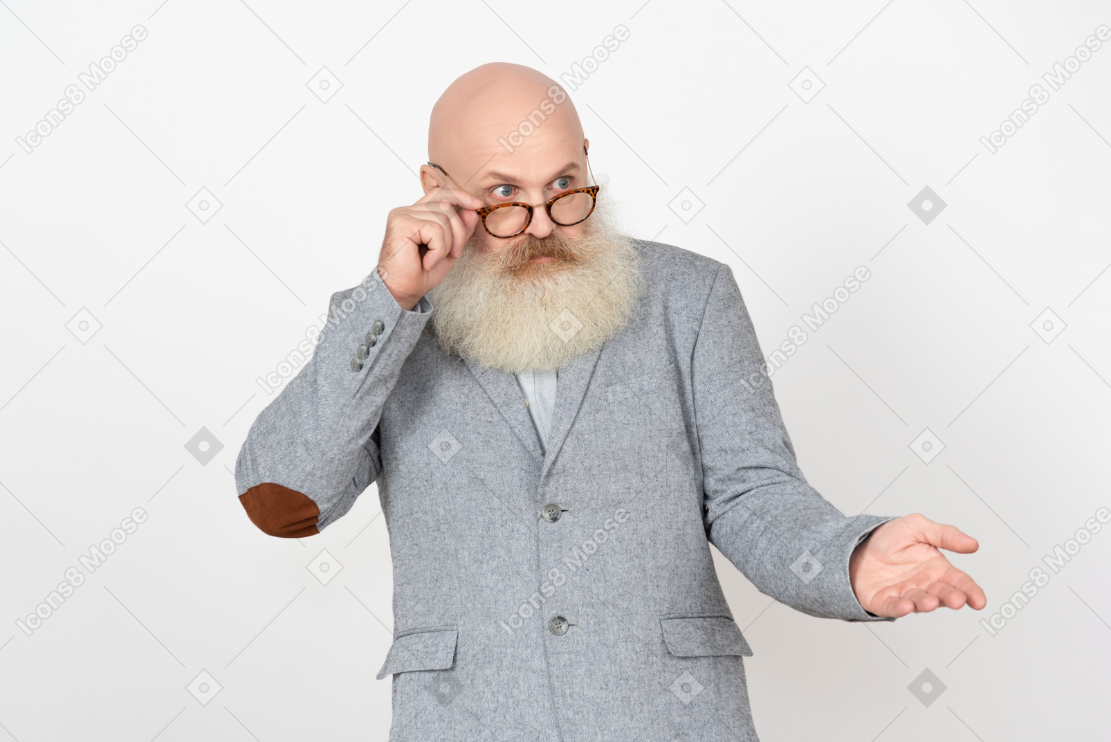 Зрелый человек поправляет очки и выглядит потерянным