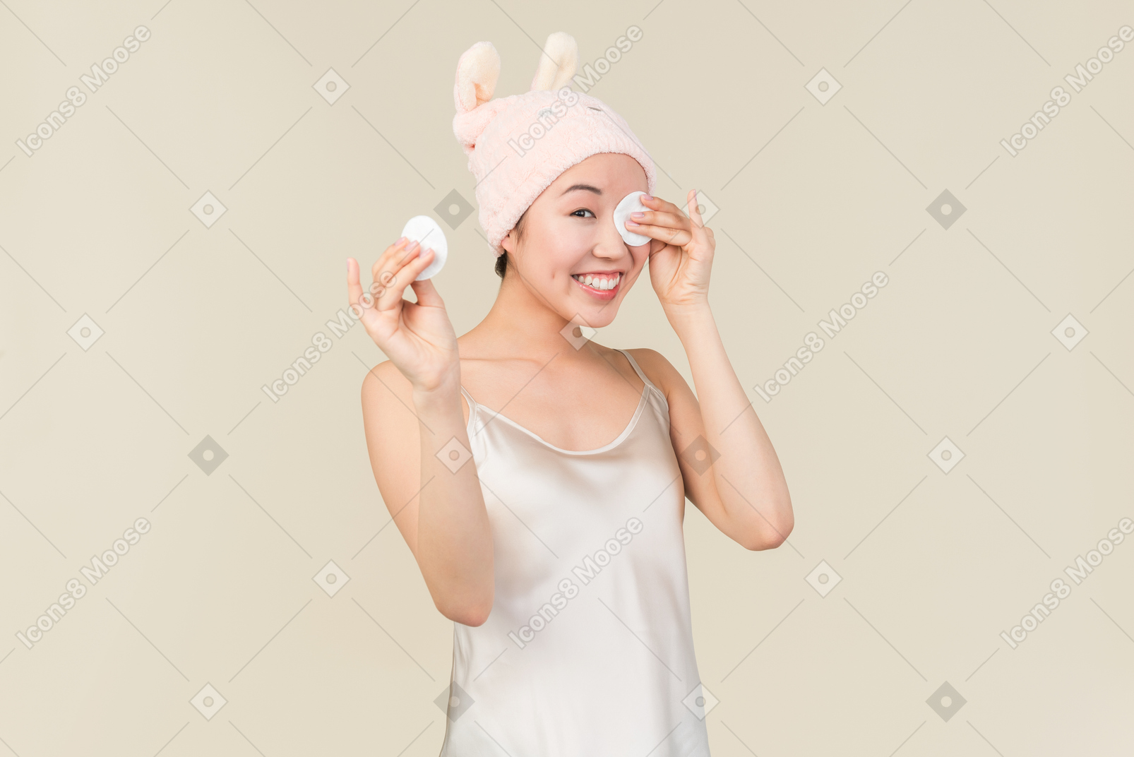 Mujer haciendo cuidado de la piel