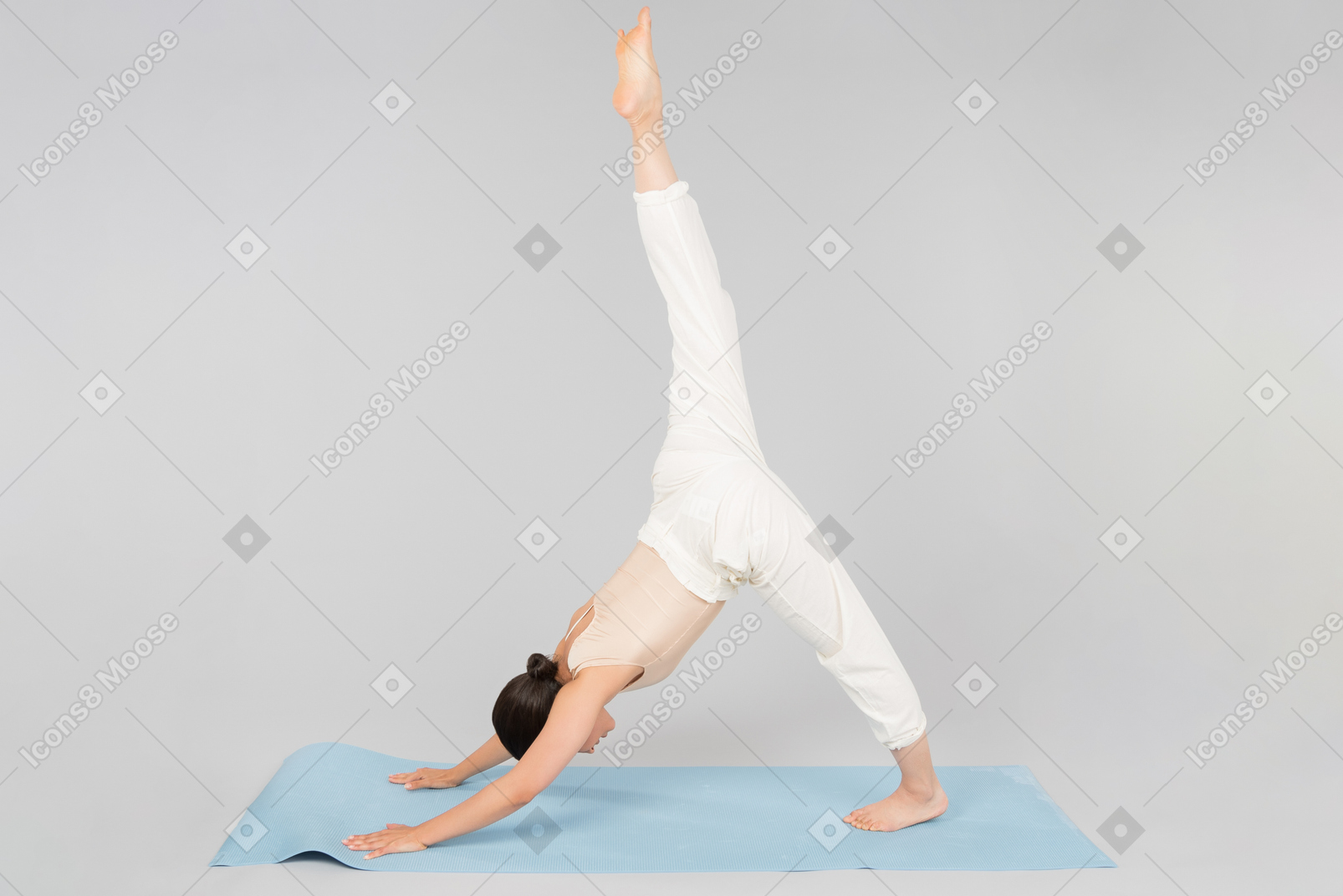Jeune femme indienne debout dans une posture de yoga sur tapis de yoga