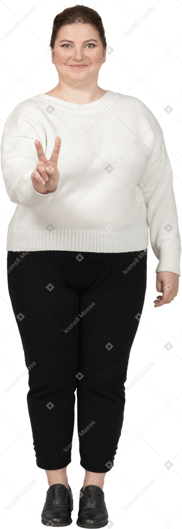 Felice donna grassoccia in abiti casual che mostra segno di pace peace