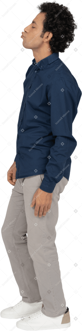 Vue latérale d'un homme en vêtements décontractés faisant des grimaces