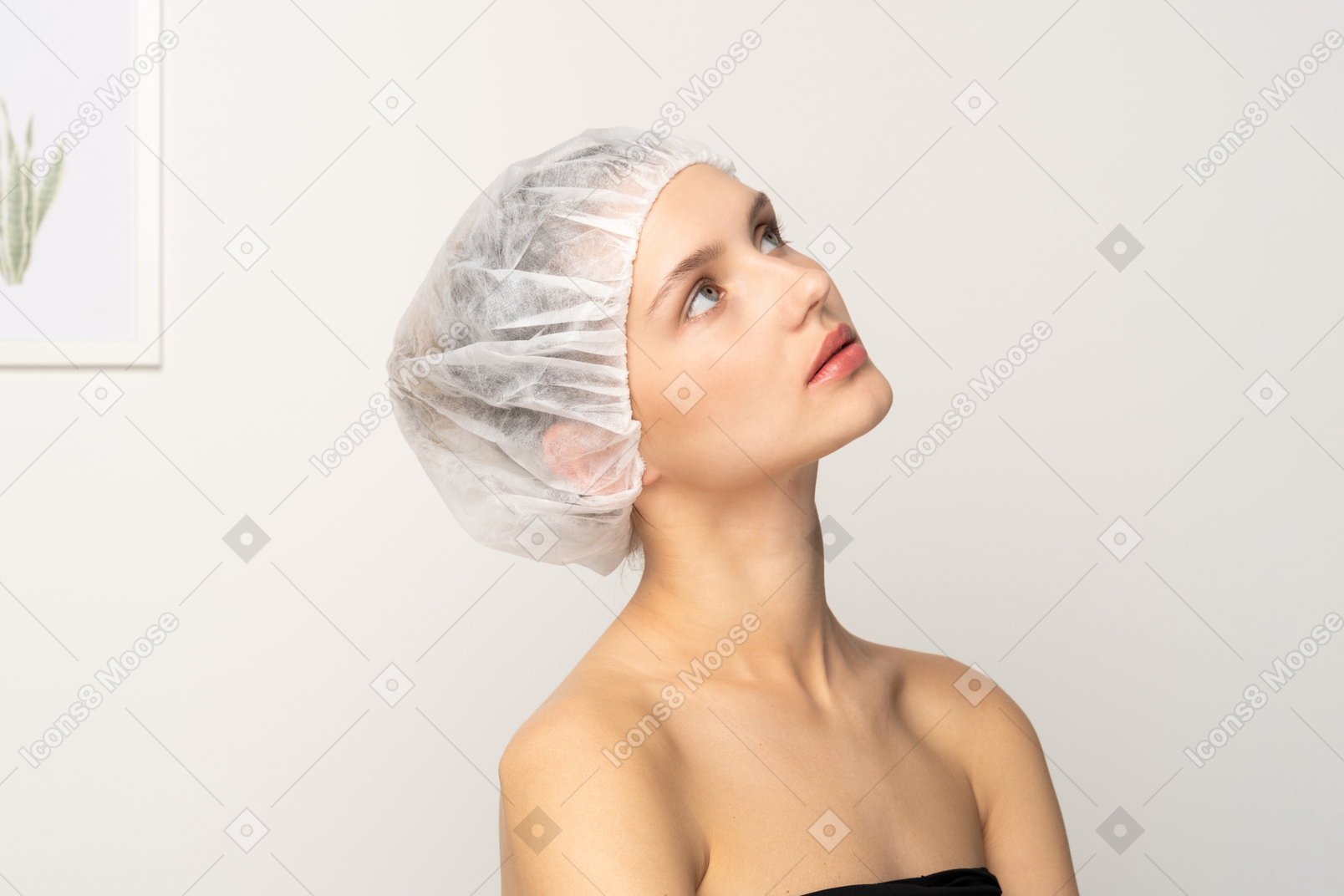 Porträt einer jungen patientin mit medizinischer kappe, die nach oben schaut