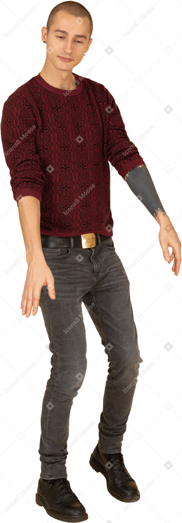 Вид в три четверти молодого человека в красном свитере, раскинувшего руки
