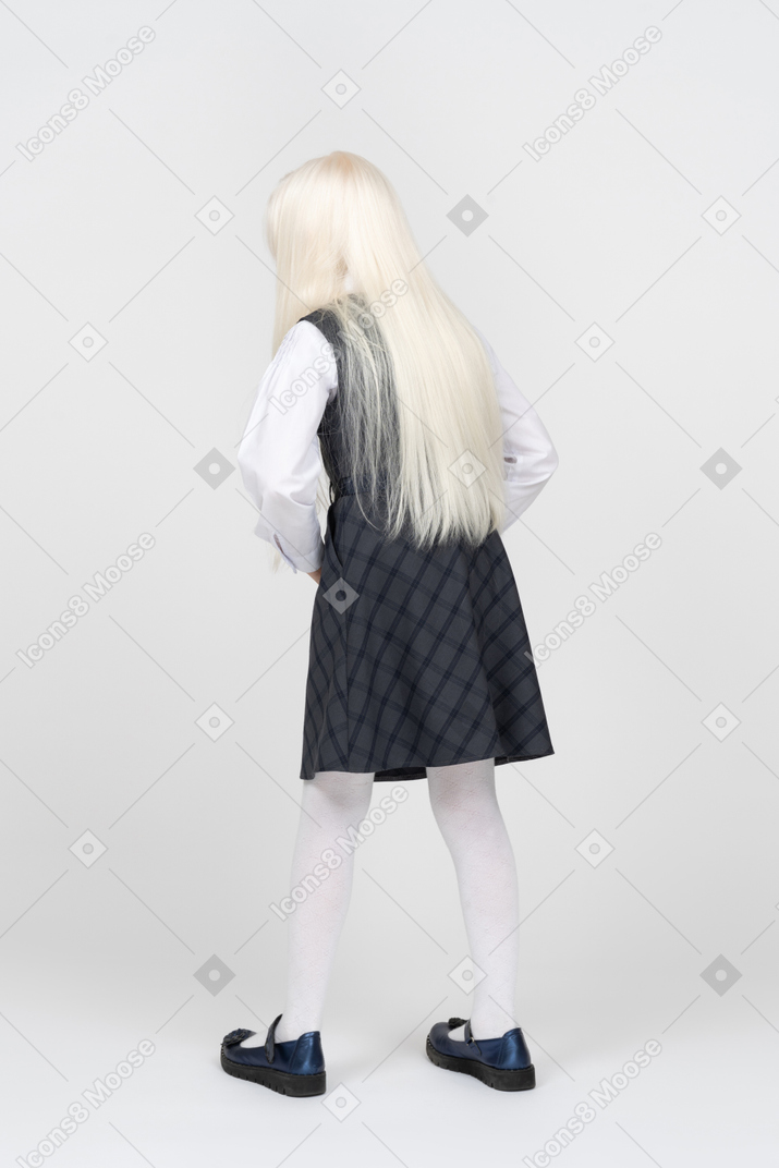 Vista posteriore di una ragazza in uniforme scolastica