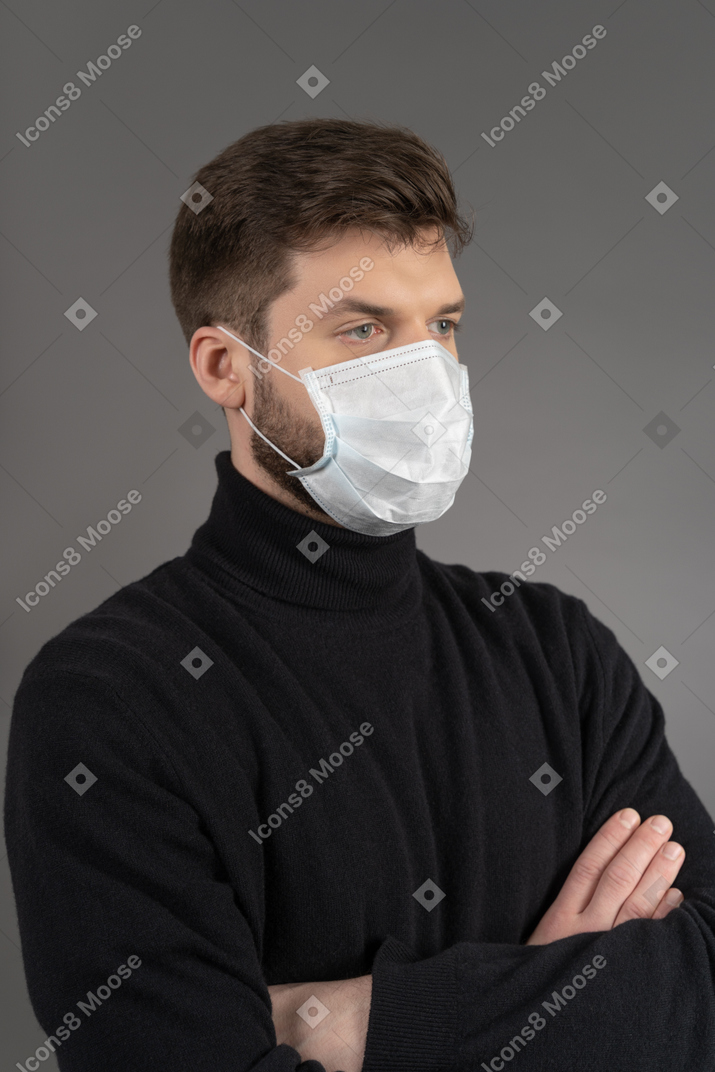 男子在covid-19爆发期间使用防毒面具