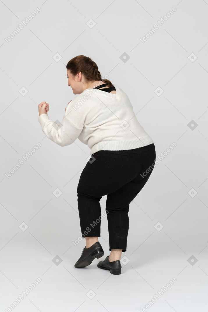 一个穿着休闲服的胖女人的后视图