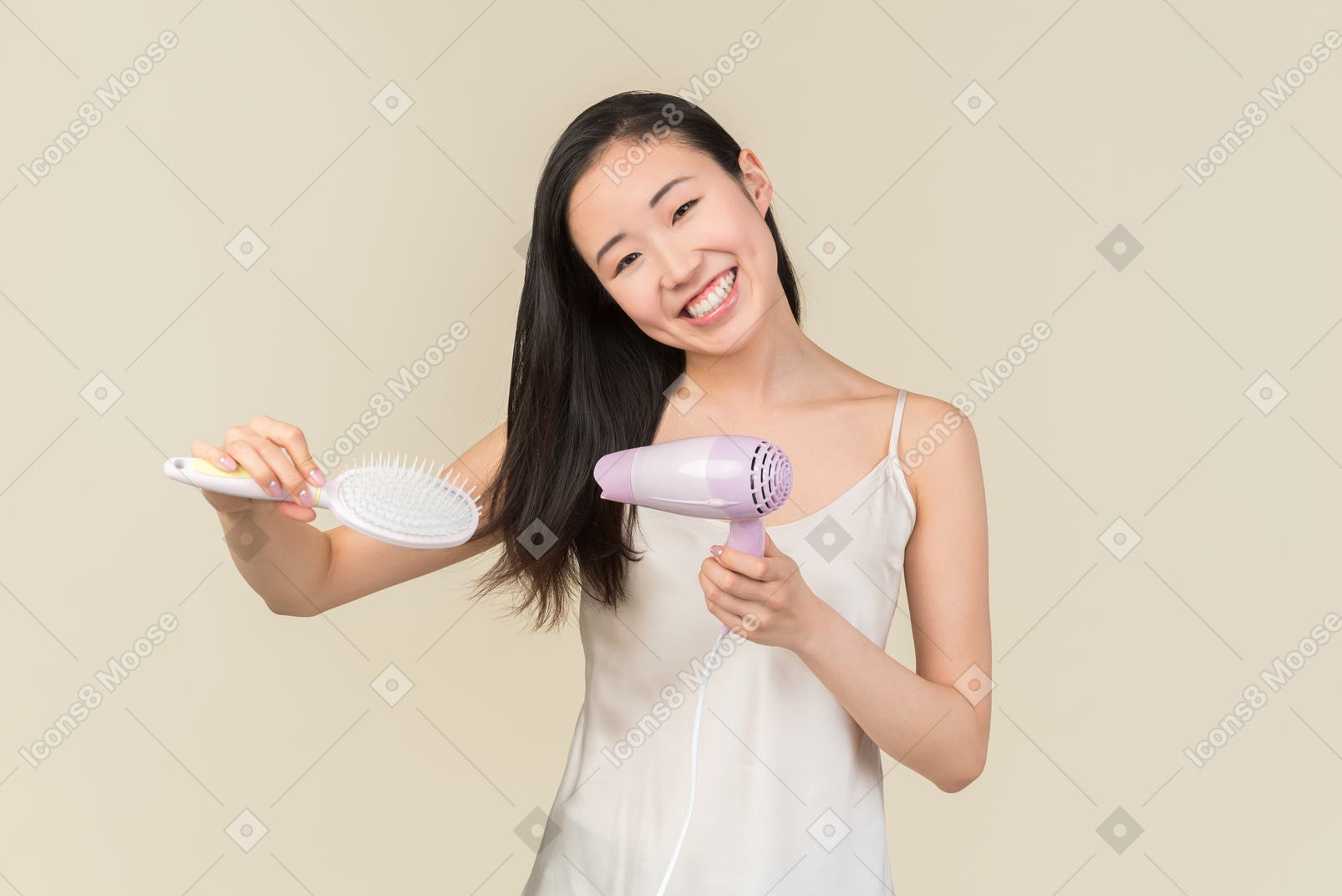 Giovane donna asiatica asciugatura e styling capelli con asciugacapelli