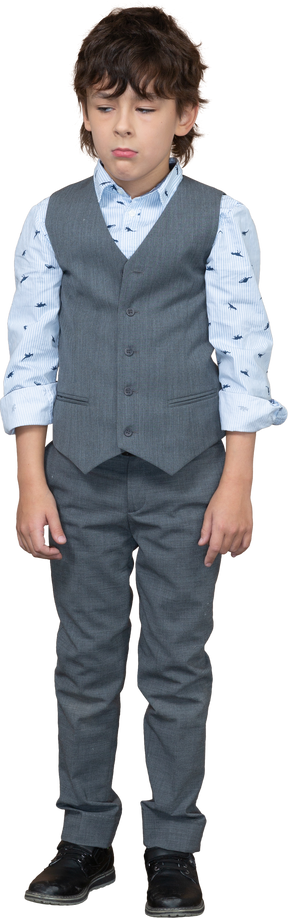 静止している灰色のスーツを着た少年の正面図