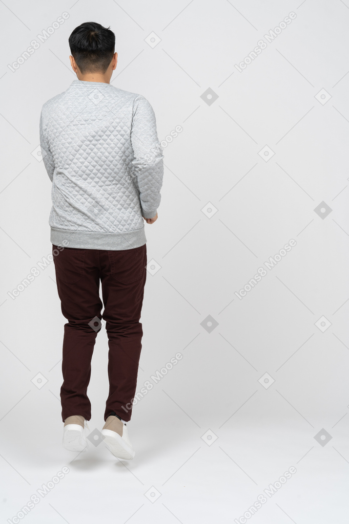 Homme en vêtements décontractés sautant