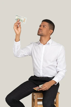 Hombre mirando billete