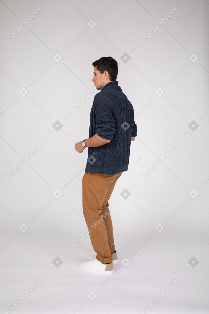 Mann in freizeitkleidung stehend