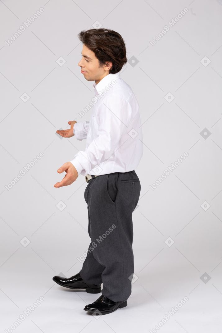 Vista laterale di un uomo in abbigliamento formale che getta le mani in alto