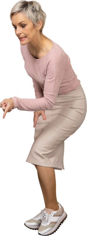 Вид спереди женщины в повседневной одежде, делающей предупреждающий жест