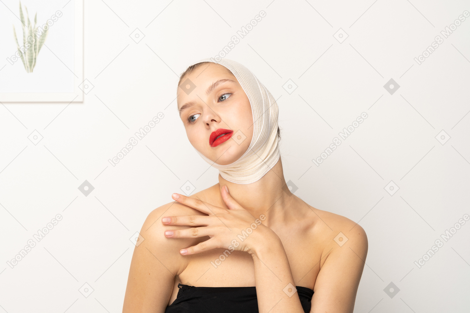 肩に触れる包帯の頭を持つ女性