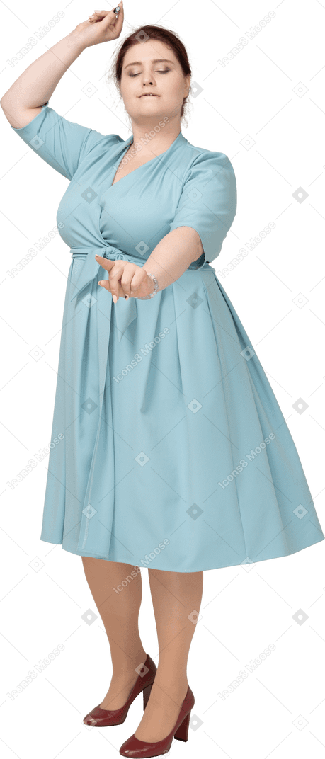 一个穿着蓝色连衣裙跳舞的女人的前视图