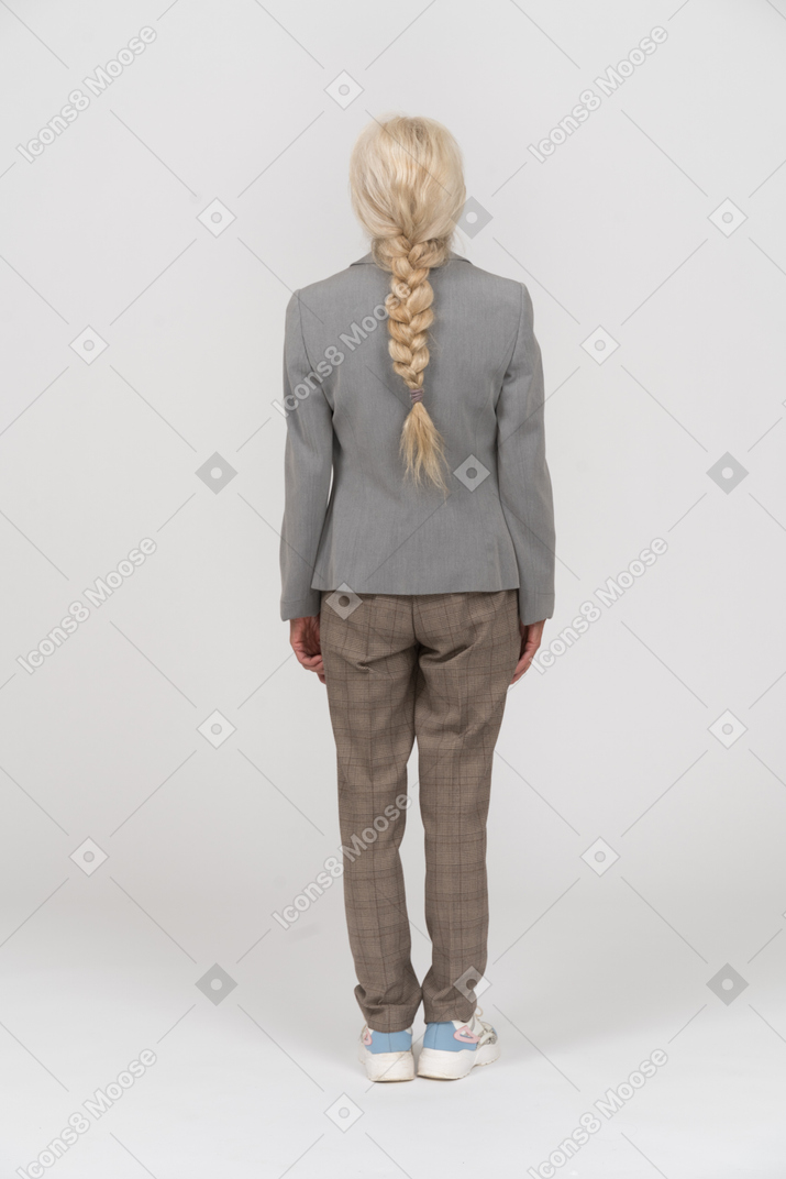 Vista posteriore di una donna anziana in giacca e cravatta