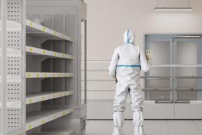 Homme en tenue de protection debout dans le laboratoire