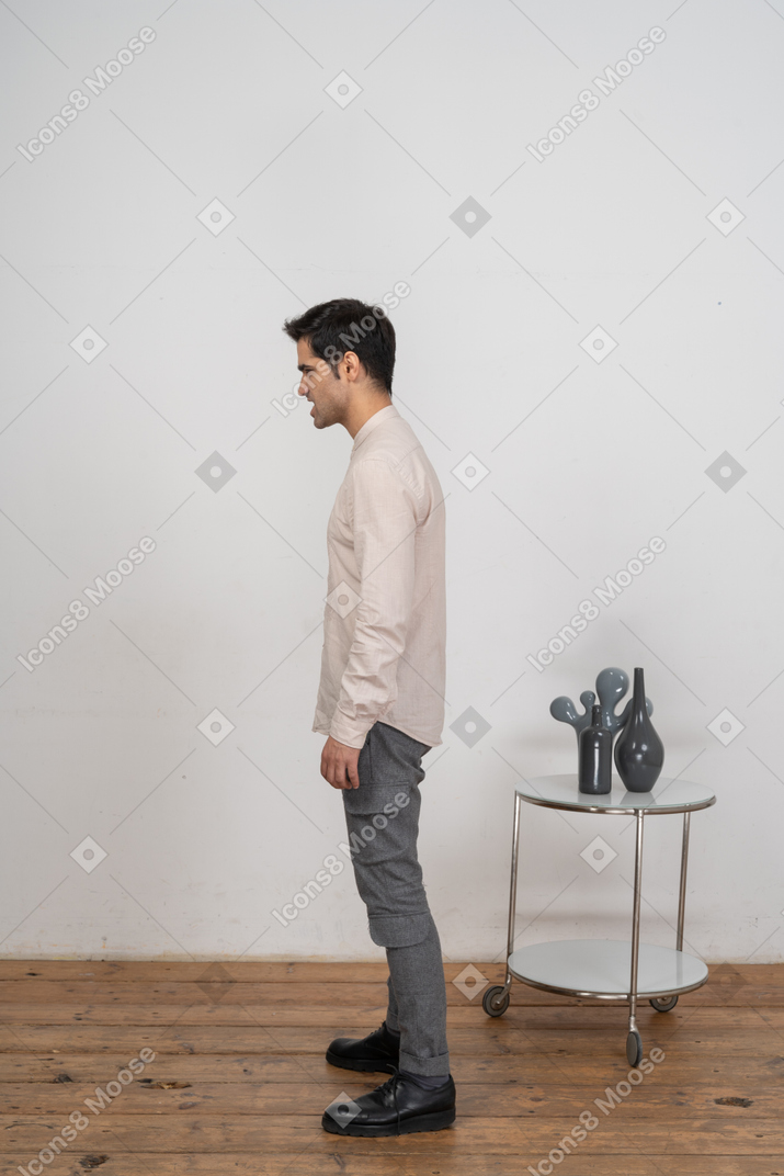 Vista lateral de um homem zangado com roupas casuais