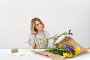 Je pense que les clients apprécieront les fleurs fraîches comme pièce maîtresse